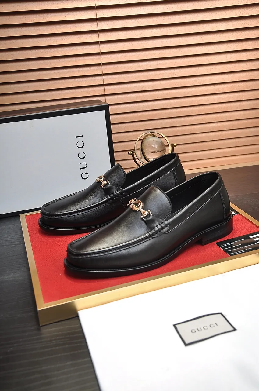 Men's shoes💰560💶Italy's top luxury men's shoe giant (GUCCI) (Gucci) (full cowhide lining) new arrival🍃Original European style🔰 Pleasant to the eye😍In order to make the shoes more durable and non-deformable🌀The production continues to follow traditional methods but there is still no lack of innovation💪Choose original sheepskin for the leather♻️ Smooth and natural And extra bright ⭐Made of imported cowhide, the first choice of rich people 38-45 (45 customized)